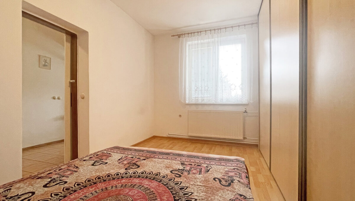 Konfido Janovce 5 izbovy rodinny dom na predaj pohlad na spalnu a vstup do izby