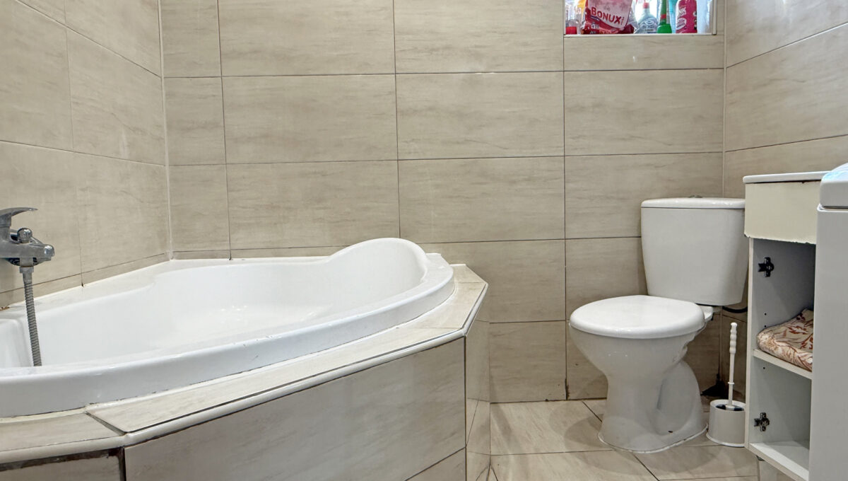 Senec Konfido ponuka na predaj rodinny dom velky pozemok pohlad na kupelnu spojenu s toaletou na poschodi domu