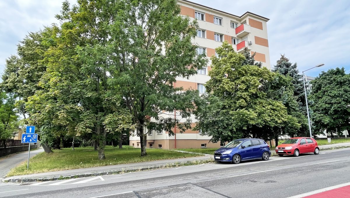 Bratislava Horna ulica Konfido ponuka 3 izbovy byt na predaj pohlad na bytovy dom zo spodnej casti ulice