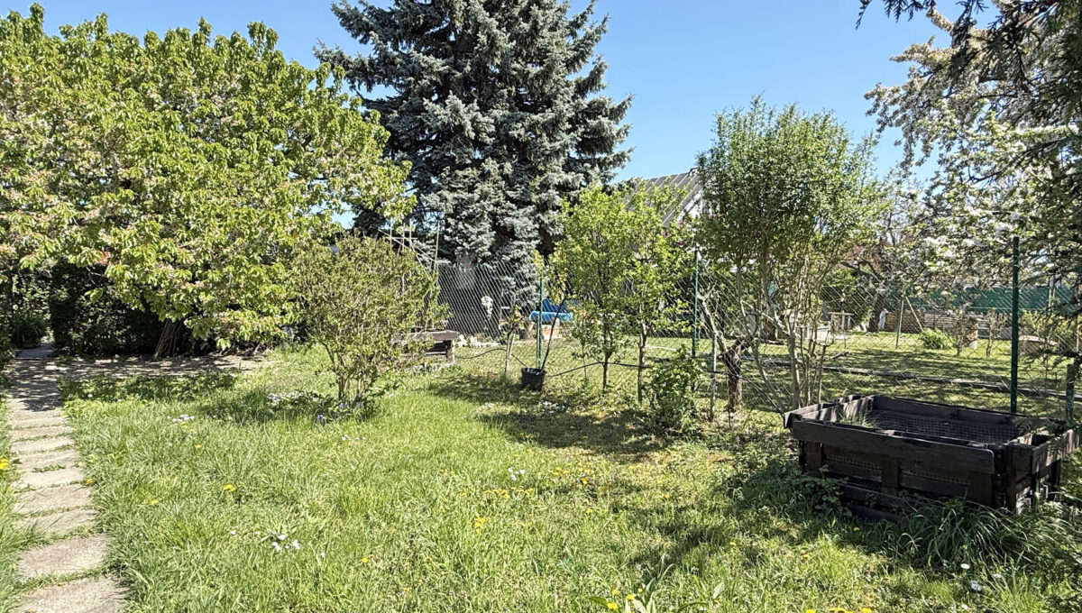 Bratislava Trnavka Zlate Piesky Konfido ponuka zahradu na predaj pohlad na zahradu od vstupu na pozemok