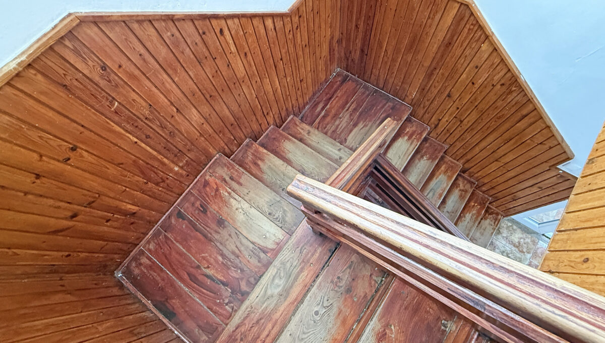 Senec Konfido ponuka na predaj rodinny dom velky pozemok pohlad zhora na schodisko domu