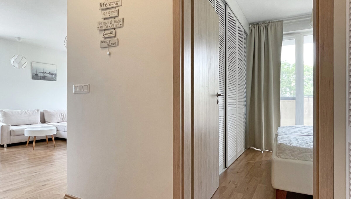 Bratislava Bajkalska Novy Ruzinov Konfido ponuka 2 izbovy byt s lodziou na prenajom pohlad na vstup do spalne a cast obyvacej izby