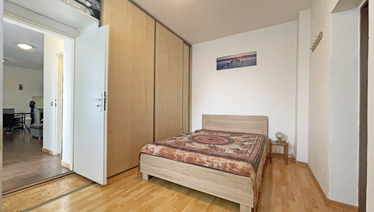 Konfido Janovce 5 izbovy rodinny dom na predaj pohlad na spalnu s roldorovou sjtinou prechodnou do dalsej casti domu