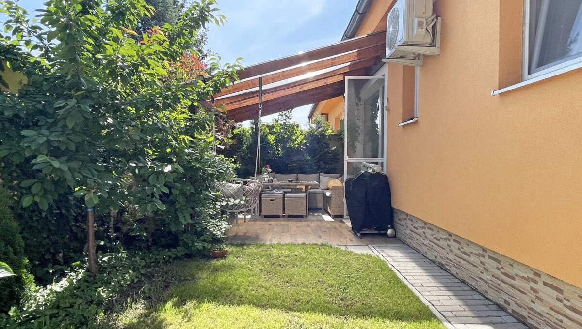Michal na Ostrove Kolonia Konfido ponuka na predaj 2 izbovy rodinny dom byt v dvojdome pohlad na pozemok za domom a velmi peknu terasu