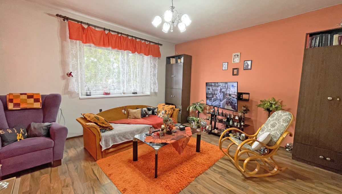 Sladkovicovo Konfido ponuka na predaj rodinný dom pohlad na obyvaciu izbu stareho 2 izboveho domu