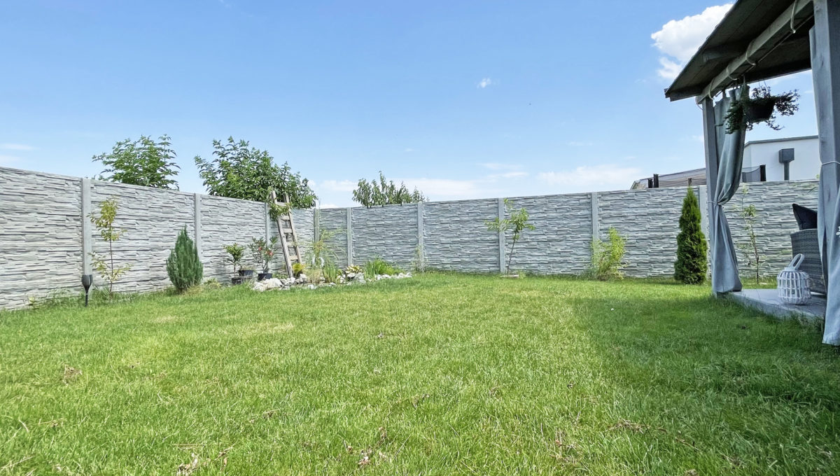 Hruba Borsa Konfido 4 izbovy rodinny dom na predaj pohlad na travnaty a oploteny pozemok s castou terasy