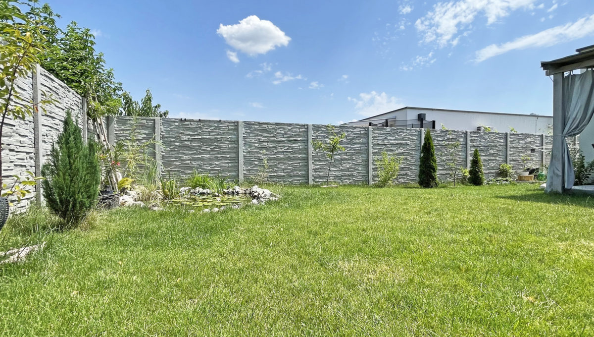 Hruba Borsa Konfido 4 izbovy rodinny dom na predaj pohlad na travnaty pozemok s jazierkom v pozadi