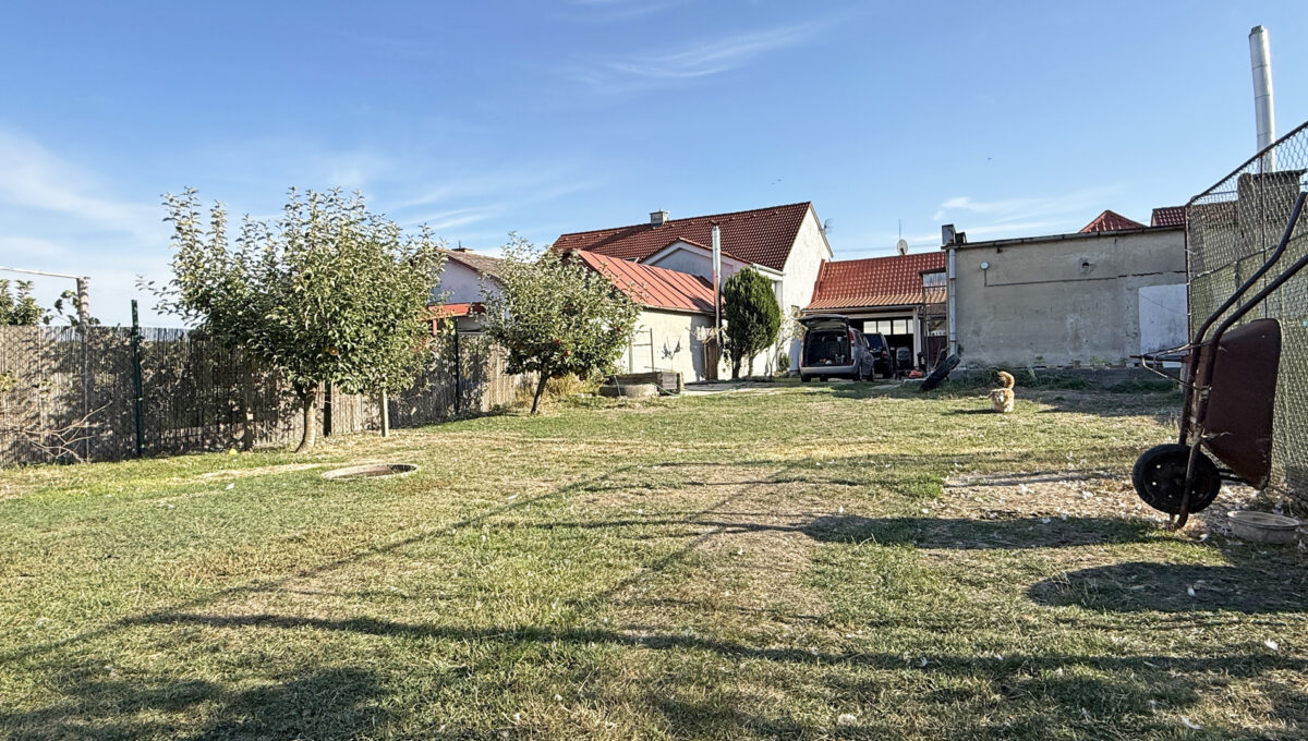 Dubova Konfido ponuka na predaj 4 izbový dom s pekným pozemkom pohlad zo zadnej casti pozemku
