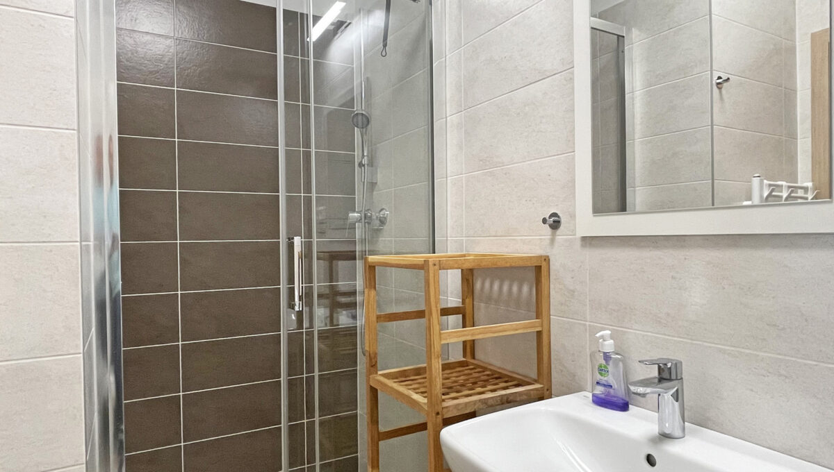 Bratislava Bajkalska Novy Ruzinov Konfido ponuka 2 izbovy byt s lodziou na prenajom pohlad na sprchovy kut v kupelni