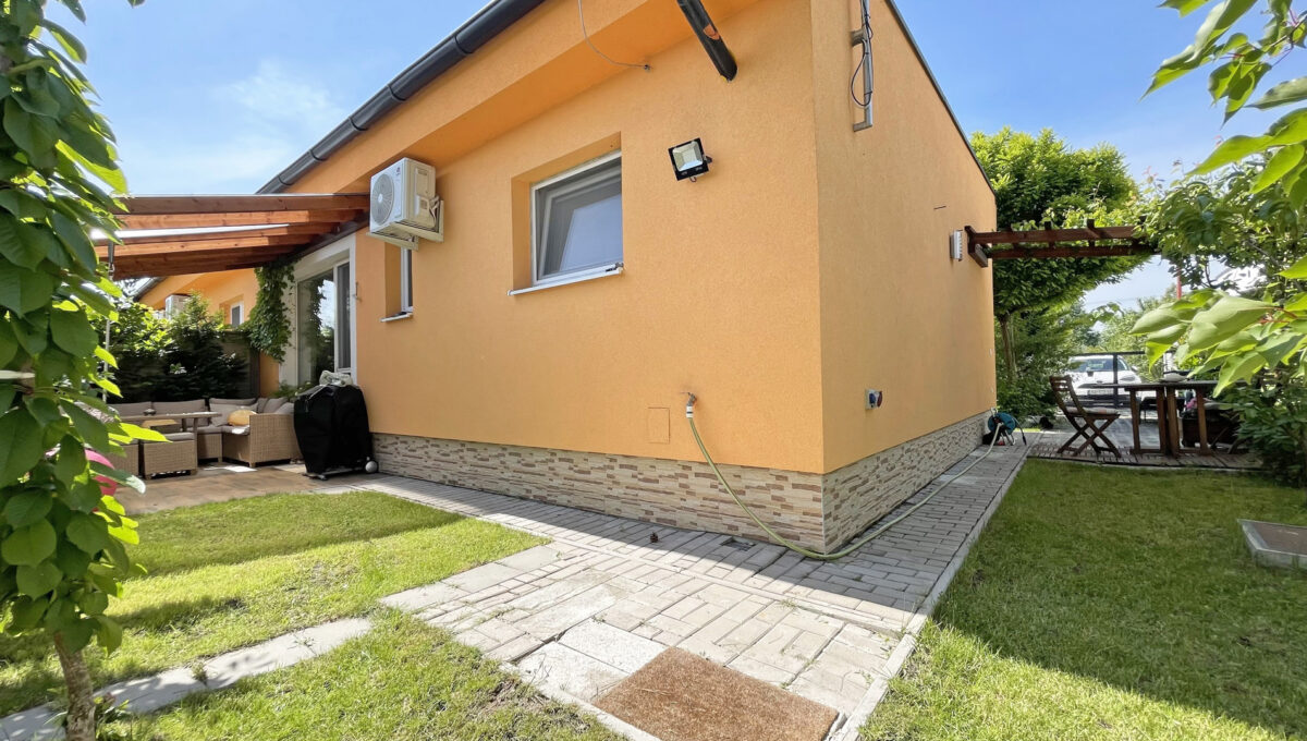 Michal na Ostrove Kolonia Konfido ponuka na predaj 2 izbovy rodinny dom byt v dvojdome pohlad na roh domu a okolity pozemok s dvomi terasami