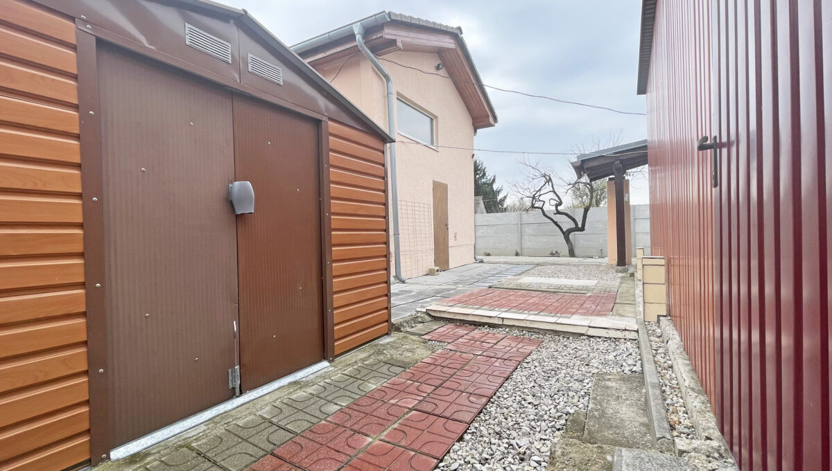 Konfido Janovce 5 izbovy rodinny dom na predaj pohlad na budu na naradie za domom