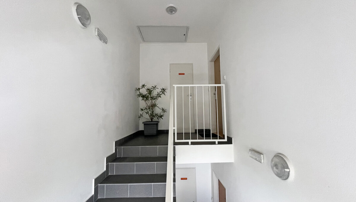 Senec Bratislavska ulica Konfido 4 izbovy byt s terasou na predaj pohlad na schodisko v dome