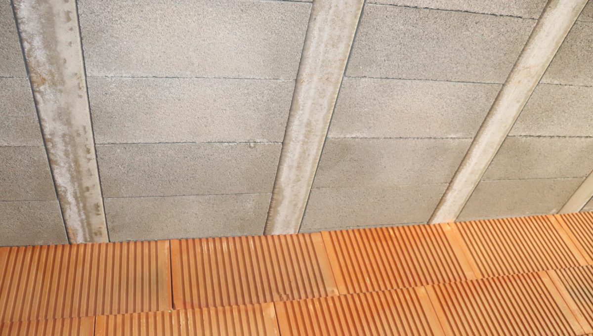 Bernolakovo 07 Konfido novostavba 3 izbovy byt na predaj pohlad na cast nosnej steny a stropu pod strechou