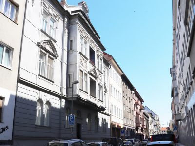 Bratislava-Heydukova-01-byt-v-centre-4-izbovy-pohlad-z-ulice-na-bytovy-dom