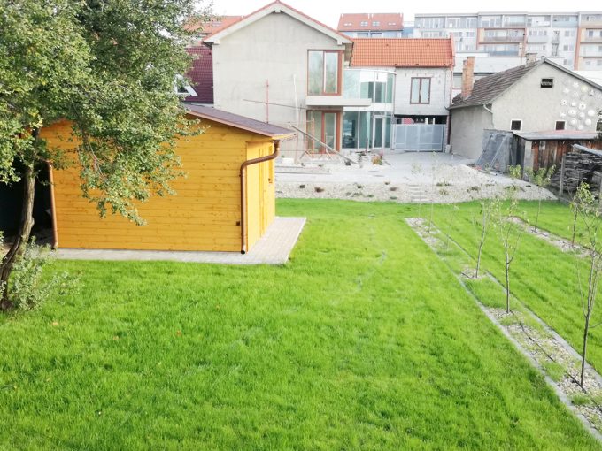 Senec-01-Vajanskeho-ulica-rodinny-dom-pred-dokoncenim-pohlad-z-konca-zahrady-so-zavlahou-smerom-na-dom